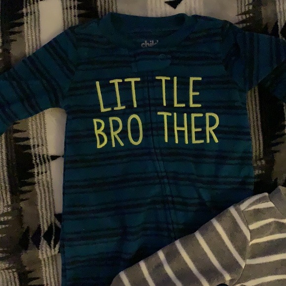 Carter’s baby boy set of 2 footed pjs - Picture 2 of 5